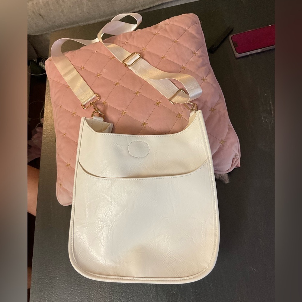 White  Classic Vegan Leather Messenger lid like new